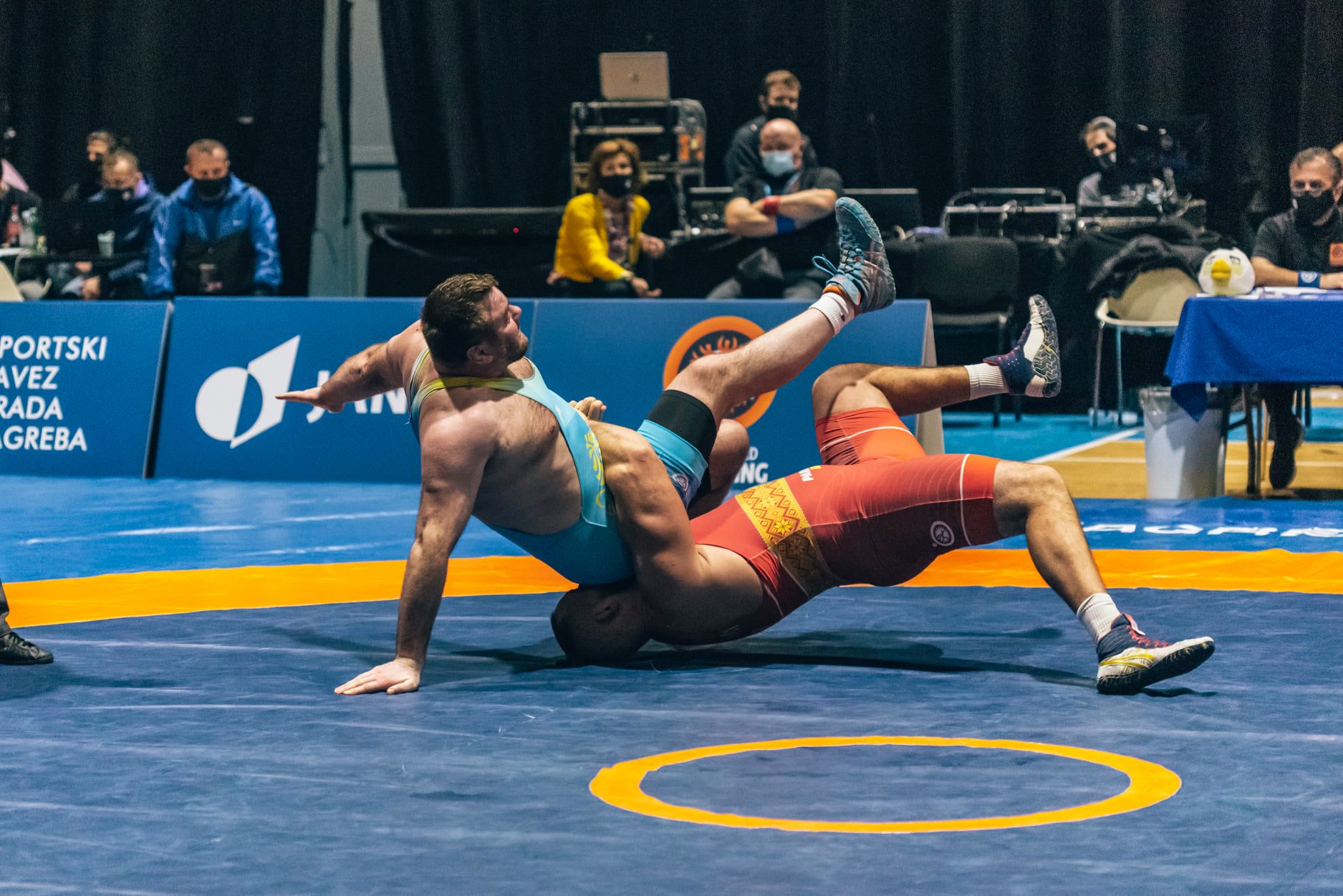 Микола Кучмій (у червоному трико) перемагає у півфіналі